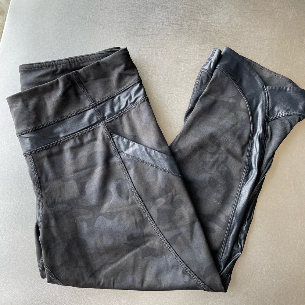 RARE Black camo Lululemon cropped leggings